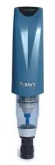 BWT-Filtergerät in blauer und transparenter Ausführung mit digitalen Anzeige-Elementen. Anschlussmodul an der Unterseite sichtbar.